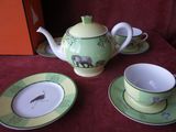 une théière et deux tasses posées sur une table