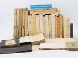 plusieurs livres sont empilés sur une surface blanche