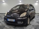 la photo d'une petite voiture noire garée dans un garage