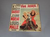 la couverture du magazine « Viva Maria », sur laquelle figurent deux femmes en robe rouge