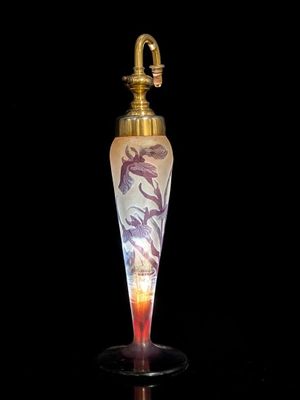 une image représentant une lampe en verre ornée d'un dragon