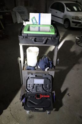 un chariot sur lequel se trouvent quelques objets, dans un garage