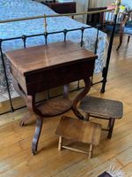TABLE TRAVAILLEUSE Charles X ouvrant un vantail et un tiroir… (photo 2)
