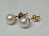 deux paires de boucles d'oreilles en perles posées sur une surface blanche