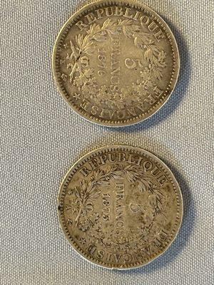 deux pièces d'argent posées l'une sur l'autre sur une table