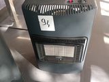 un radiateur posé par terre à côté d'une chaise