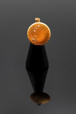 une image représentant une pièce d'or posée sur une surface noire