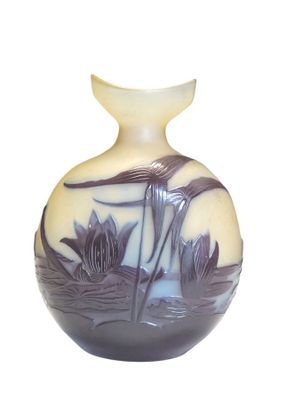 un vase en verre orné d'un motif sur fond blanc