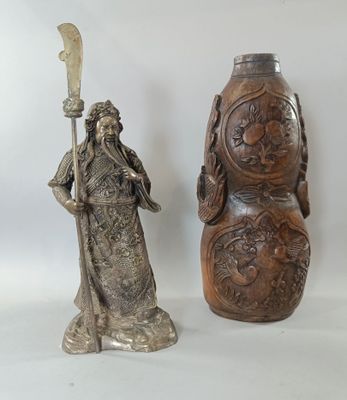 CHINE Vase en bambou à décor gravé On y joint une statuette …