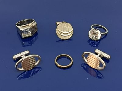 plusieurs anneaux de formes variées sur un fond bleu