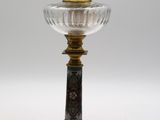 une lampe en verre posée sur une table
