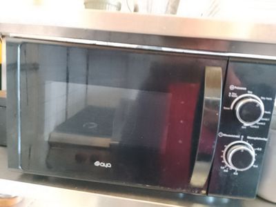 un micro-ondes posé sur le comptoir d'une cuisine