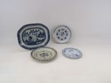 trois assiettes bleues et blanches posées sur une table blanche