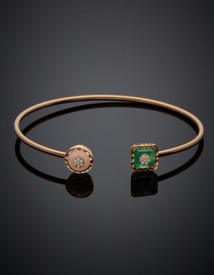 un bracelet manchette en or orné de pierres vertes et roses