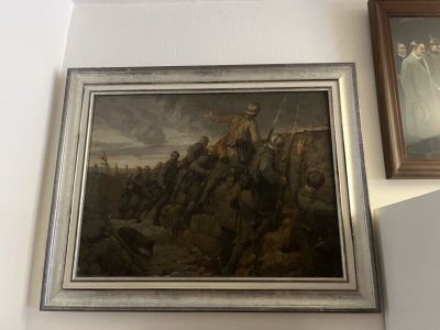 une image d'un tableau sur le mur d'une pièce