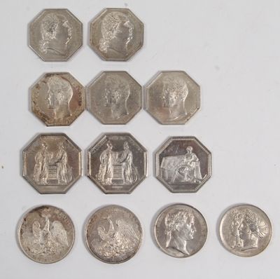 un lot de pièces de monnaie posées sur une table