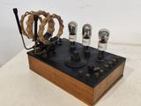 une photo d'une radio à l'ancienne équipée de deux tubes et d'un microphone