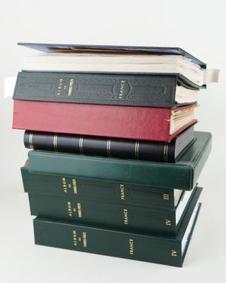 livres empilés sur une surface blanche