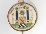 une photo d'une horloge accrochée au mur