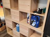 une étagère sur laquelle sont disposés de nombreux objets différents