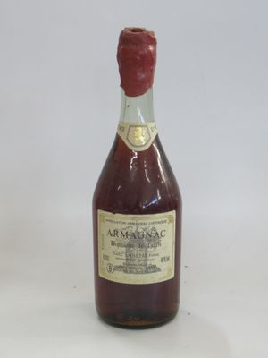 l'image d'une bouteille de vin posée sur une table