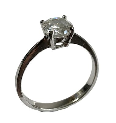 une image d'une bague en diamant sur fond blanc