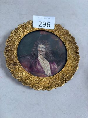 une photo d'un homme en manteau violet et une photo d'un homme en manteau violet