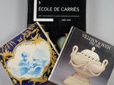 deux livres posés sur une table sur laquelle se trouvent un vase et un livre