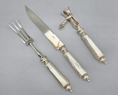 trois couverts, à savoir un couteau, une fourchette et une cuillère