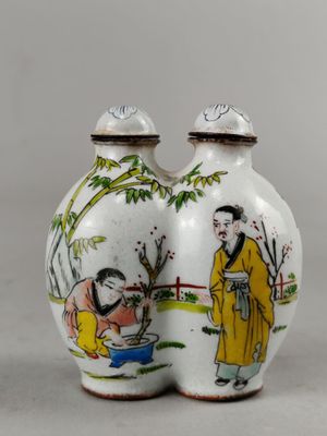 deux vases décorés de caractères asiatiques