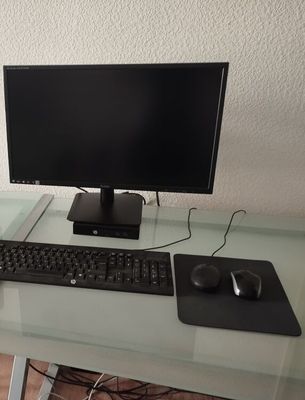 Un lot de matériel informatique comprenant :