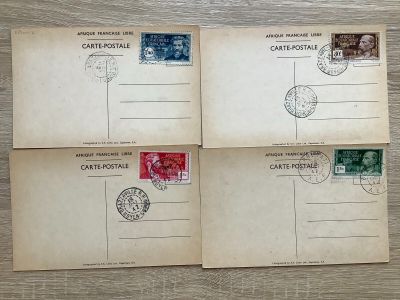 trois vieilles cartes postales sont posées sur une table en bois