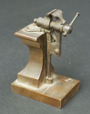 un petit objet métallique posé sur une table