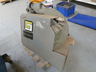 a machine that is sitting on a pallet in a garage