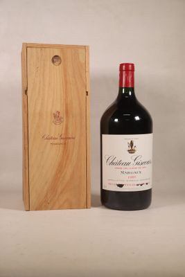 une bouteille de vin posée à côté d'une caisse en bois