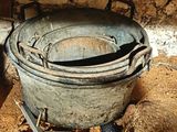 une grande casserole en métal posée sur une cuisinière