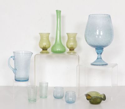 BIOT. Lot de verrerie en verre bullé teinté vert, bleu et ja…