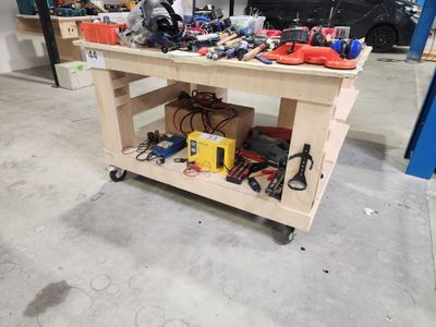 un établi sur lequel sont posés des outils dans un garage
