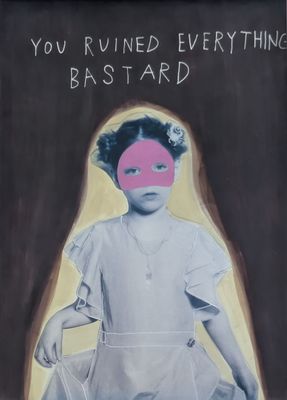 un tableau représentant une petite fille portant un masque rose