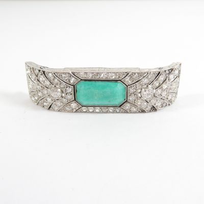 un gros plan d'un bracelet orné d'une pierre turquoise