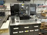 un micro-ondes posé sur un comptoir dans un magasin