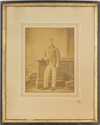 Grande photo encadrée d'un jeune homme.