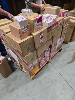 de nombreux cartons empilés les uns sur les autres dans un entrepôt