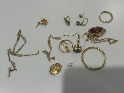 plusieurs types de bijoux différents sur une surface blanche