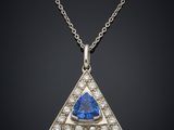 un pendentif triangulaire en saphir bleu et diamants, monté sur une chaîne en argent