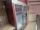 une image d'un réfrigérateur commercial dans une cuisine