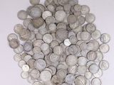 une pile de pièces d'argent posée sur une surface blanche