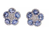 une paire de boucles d'oreilles en saphir bleu et blanc et en diamants