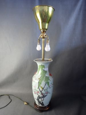 une lampe posée sur une table à côté d'une lampe