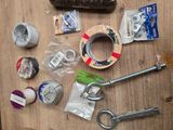 de nombreux objets posés sur une table, notamment des ciseaux, du ruban adhésif, des coupe-ruban et d'autres objets
